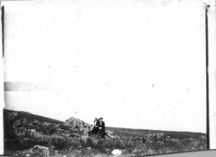 Türkei. Küstenlandschaft mit zwei Frauen vor einem Felsen