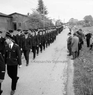 Badendorf: Amtsfeuerwehrfest des Amtes Zarpen: Umzug der Feuerwehren: rechts am Straßenrand Zuschauer und Gäste: links Häuser und Bäume