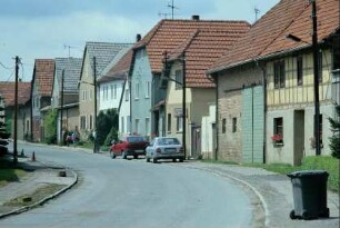 Dorfstraße vom Dorfplatz aus nach W