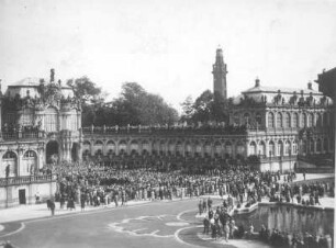 Dresden, Zwingerhof vor dem Wallpavillon. Konzert, vermutlich das traditionelle Pfingstsingen der Dresdner Volkssingakademie, mit Kinderchor im Dresdner Zwinger, vor 1936