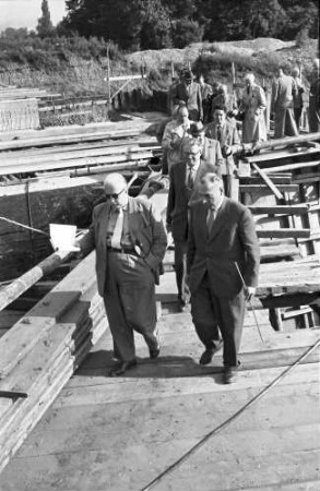 Efringen-Kirchen: Besichtigung an der Kanderbrücke bei Efringen-Kirchen; Gruppe mit Verkehrsminister Seebohm auf Brückengerüst