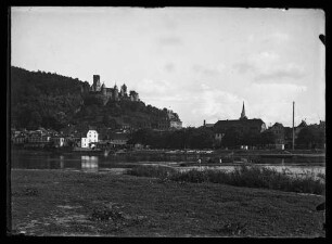 Blick auf Schiffsanlegestelle, Burg und Mainufer