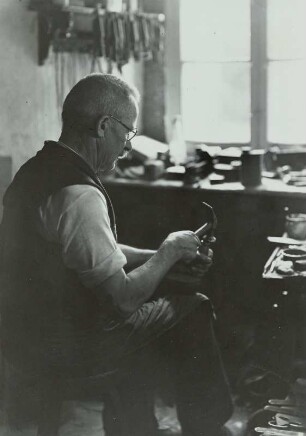 Schuhmacher bei der Arbeit, Frauenstein, 1938