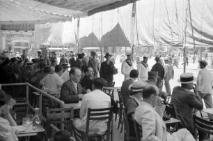 Athen: Kaffeehaus am Omonia mit zwei Matrosen