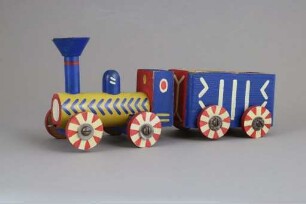 Hölzerne Lokomotive mit Eisenbahnwagen