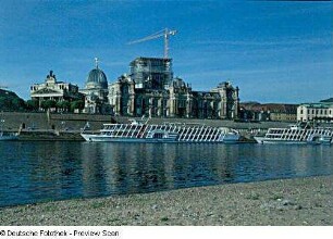 Hochschule für Bildende Künste : Blick vom Neustädter Ufer über die Elbe gegen Brühlsche Terrasse mit Gebäuden des Sächsischen Kunstvereins und der Hochschule für Bildende Künste mit der eingerüsteten Frauenkirche im Hintergrund, im Vordergrund die Schiffe "Gräfin Cosel" und "August der Starke"