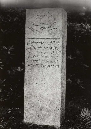 Grabstein für Albert Moritz : Grabstein für Albert Moritz. Sandstein (ab 1944; W. Hempel). Dresden