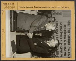 Wilhelm Koenen gratuliert Kurt Krenz anlässlich des III. Bundeskongresses der Domowina in Bautzen. : Wilhelm Koenen gratuluje Kurtej Krjeńcej na III. Zwjazkowym kongresu Domowiny w Budyšinje.