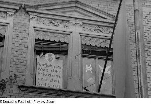 Sichtwerbung für die Leipziger Herbstmesse 1951 an einem Leipziger Haus