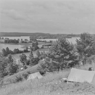 Feldberger Seenlandschaft : Zeltplatz auf dem Hüttenberg in der Feldberger Seenlandschaft. Der See zur Linken ist der Breite Luzin, im Hintergrund nach rechts der Feldberger Haussee. Weiter im Hintergrund ist der Kirchturm der Stadt Feldberg zu erkennen