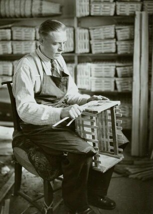 Erzgebirgische Spankorbflechter bei der Arbeit : Spankorbflechter bei der Arbeit, Erzgebirge, Ausstellung Dresden 1938