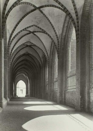Schwerin, Dom St. Marien und St. Johannis, Kreuzgang, Nordflügel, Inneres nach Osten