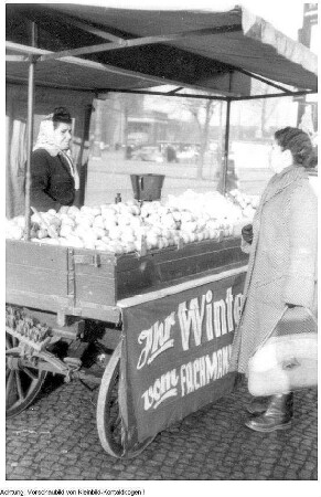 Dresden, Neustadt, Schlesischer Platz. Konsum, Verkaufsstand (überdachter Handwagen), Herbst/Winter 1956