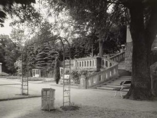 Bad Kissingen, Treppe im Park : Bad Kissingen. Abortanlage (in einem Park)