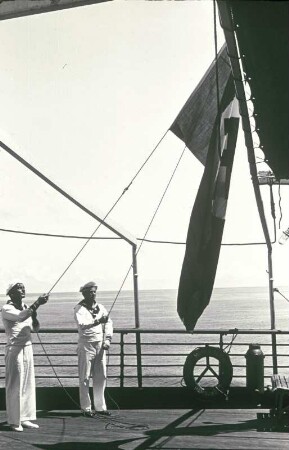 Bordleben. Hissen der Flagge auf dem Oberdeck des Passagierschiffes Monte Olivia