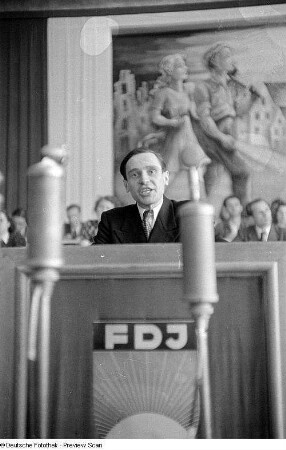 Versammlung des II. Parlament der FDJ im Hamburger Hof in Meißen : Pfingsten 1947