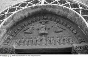 Hauptportal, Thronende Madonna mit Kind, bekrönt von Engeln