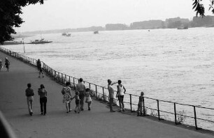 Düsseldorf-Kaiserwerth: Rheinpromenade, mit Schiffe