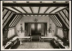 Dorfhaus in Tellerhäuser : Dorfgemeinschaftshaus in Tellerhäuser. Inneres, Saal, Blick von der Galerie zur Bühne