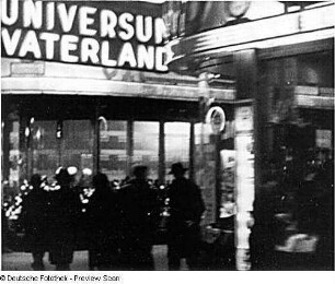 Schaufenster (Szene aus dem Dokumentarfilm "Elbestadt bei Nacht")