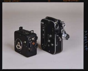 Objektbild für Katalog "Lebende Bilder. Eine Technikgeschichte des Films", 16-mm-Movex 16-12 b von Agfa I. G. Farben AG, Berlin 1928 (links) und 16-mm-Movikon 16 (Set) von der Zeiss Ikon AG, Dresden 1934