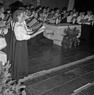 Chorkonzert zum Advent: Veranstalter Städtischer Musikkreis: Oldesloer Singakademie von 1946 bei Darbietung: um Altar, 11. Dezember 1988
