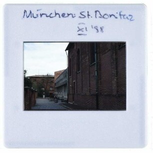 München, Abtei St. Bonifaz : Fassade Langhaus Abteikirche