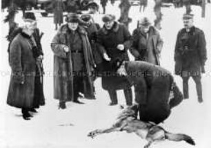 Hermann Göring und Präsident Moscicki mit erlegtem Wolf