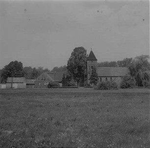 Dorfkirche Madlow : Blick zur Dorfkirche Madlow (E.14. Jh./A.15. Jh., 1871 Erhöhung des Schiffes und Fenster)