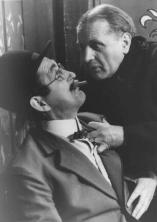 Der Schauspieler Willy Maertens (1893-1967) im Theaterstück "Onkel Harry" von Thomas Job 1947 am ThaliaTheater
