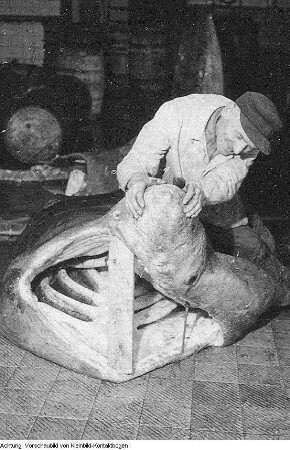 Handelsorganisation (HO)Handel - Gastronomie, u.a.: Ilafot, Fotoindustrieladen am Altmarkt, ausländischer Kunde - Markthalle, Gemüse - HO-Warenhaus (Howa), neue Abteilung - Kühlhaus, französisches Fleisch - großer Fisch - Modell Howa-Kaufhalle - Milchgeschäft Striesen, "Objektleiterin" - Automatengeschäft - Köche - Modehaus Chic, "Aussprache" - Milchbar - Restaurant Pikant - Erläuterungstafeln, 1962