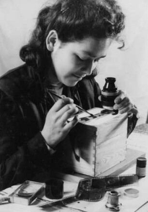 Die Assistentin des Fotografen -"Heinzemännchen". Aufgenommen 1947