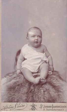 Foto kräftiges Baby mit kurzem Haar