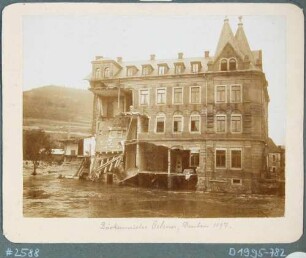 Das vom Hochwasser am 30./31. Juli 1897 zerstörte Haus des Bäckermeisters Oelsner am Weißeritzufer in Deuben (Freital)