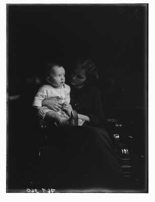 Elfriede Apel mit ihrer Tochter Friederike
