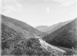 Flusslandschaft : Flusslandschaft in einem Tal