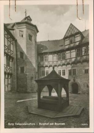 Ansichtskarte: Burg Falkenstein / Harz - Burghof mit Brunnen