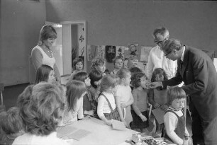 Karies-Bekämpfungsaktion der Städtischen Schulzahnklinik in Karlsruher Kindergärten durch Ausgabe von Fluor-Tabletten