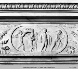 Kamin mit Putten- und Fruchtgirlanden im Relief und Spiegelaufsatz - Camino col rilievo di putti e ghirlandi e sopra uno specchio