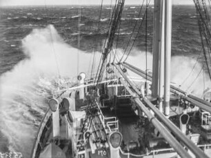 Usambara im Sturm : Blick über das Deck des Dampfschiffes Usambara bei Seegang