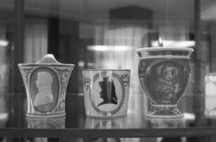 Badisches Landesmuseum. Ausstellung von Porträttassen aus der "Glassammlung Heine"