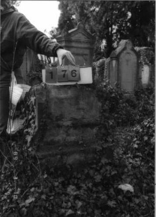 Grabstein 176 (Index: 100093686) Zustand: Fragment, verwittert Maße HxBxT: 69x50x26 cm Beschreibung: Fragment: Grabstein 176