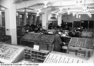 Handsatz an Setzkästen und -tischen, polygrafische Ausbildungsstätte für Meister, Leipzig 1946