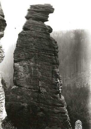 Sächsische Schweiz, Bielatal. Spannagelturm. Seilschaft Carl Rau an der Unterstützungsstelle der Nordwestkante (Perrykante, VIIb [VIIc])