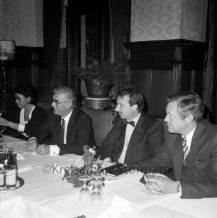 Herrenhaus [Schloss]: Saal: Dichtungstechnik G. Bruss GmbH & Co. KG (Hoisdorf): 25-jähriges Jubiläum: Tisch der Geschäftsleitung mit Günter und Gertrud Bruss, Volker Groth und Horst Hoppe