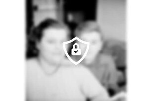 [Name maskiert] und Sohn [Name maskiert] dahinter Möbel