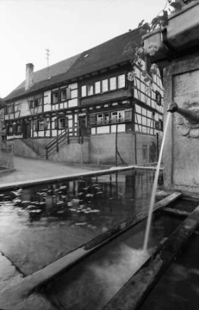 Sipplingen: Altes Fachwerkhaus, Vordergrund Brunnen