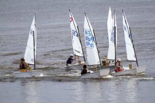 Opti-Segelschule fuer Junioren in Hamburg, auf der Elbe bei Muehlenberg, Blankenese. Hier die Rueckkehr in den sicheren Hafen nach einer Uebungs-Regatta. 14.06.2007