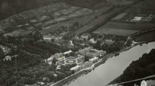 Dresden-Pillnitz. Stadtteilansicht mit Schloß Pillnitz und Elbe. Luftbild-Schrägaufnahme von Westen