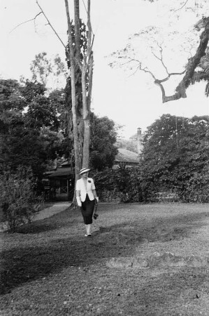 Reisefotos Karibik. Trinidad. Botanischer Garten. Ansicht mit europäischer Touristin